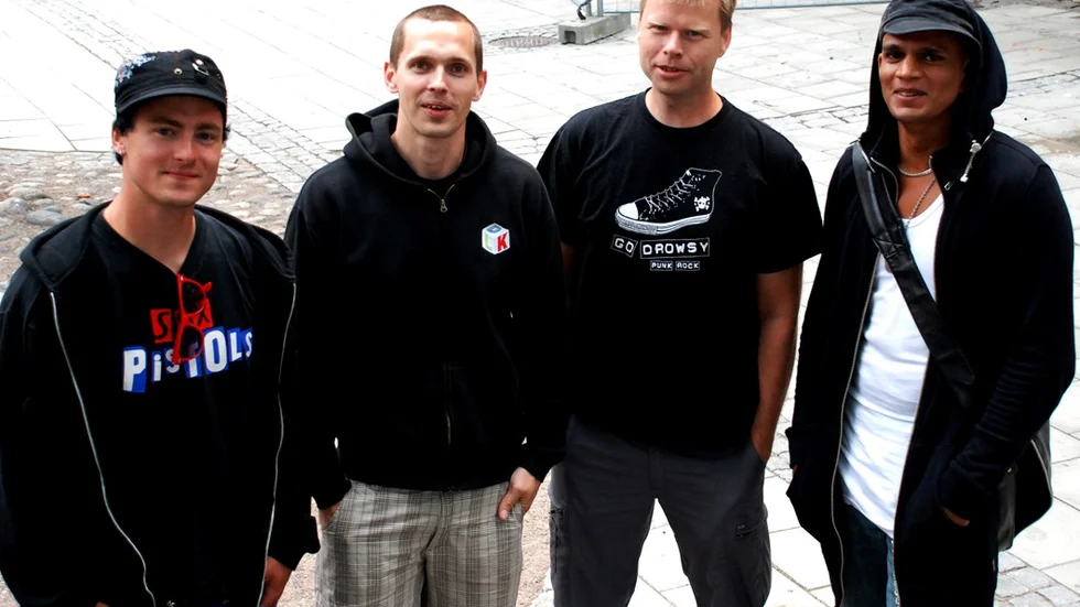 Bildtext: Trallpunkare som kom tillbaka. Roger Reinstam, Jouni Haapala, Martin Hellgren och Fredrik Åberg utgör De Lyckliga Kompisarna. På torsdagen spelar de på PDOL, deras enda konsert i sommar.