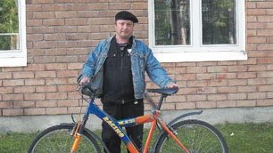 Krister Gustafsson i Gällivare fick sin exklusiva cykel stulen för tre veckor sedan. FOTO: John Filipsson