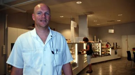 Mikael Kraus, en av Opalens ägare, i den ombyggda lokalen. Caféet har fått större yta och fräsch lokal.Foto: Anette McMurry