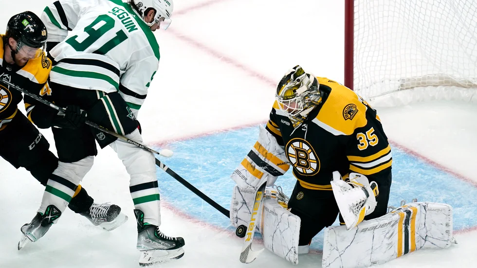 Bostons svenske målvakt Linus Ullmark kommer att stå över lagets sista match i grundserien på grund av en skada han ådrog sig när Boston besegrade Washington på onsdagen. Arkivbild.
