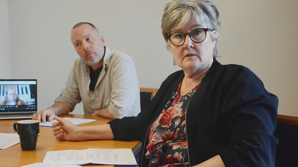 "Ett tråkigt beslut att ta, men det går inte att gå vidare nu", säger kommunstyrelsens ordförande Helen Nilsson (S) i en kommentar till att skolprojektet som nu läggs ner redan kostat kommunen fem miljoner kronor. I bakgrunden Lars Johansson (V) som också står bakom beslutet att lägga ner planerna på en ny skola.