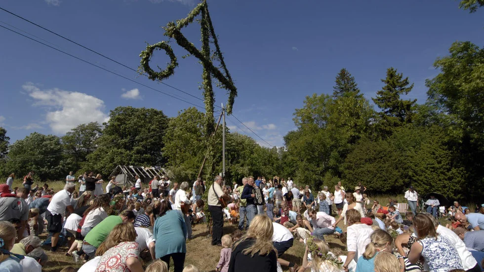 Midsommar  en svensk tradition att vara stolt över eller något töntigt att skämmas för?Foto: Hasse Holmberg/Scanpix