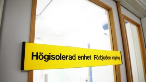 En kvinna i 30-årsåldern vårdas just nu på högisoleringsenheten, vid Infektionskliniken, på Universitetssjukhuset (US) i Linköping för den dödliga sjukdomen lassafeber.