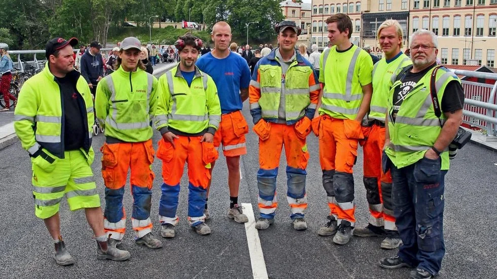 Några av de som byggt bron. Från vänster: Jörgen Hagman, Niklas Jörheden, Ronny Gustafsson, Per Olsson, Jonas Grahn, Christopher Steilinger, Jesper Kindgren och Rolf Hedström.