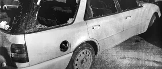Ungdomar demolerade bil