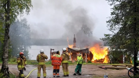 En man räddades ur den brinnande stugan vid Vassaraträsket. Stugan gick inte att rädda utan brann ner till grunden.
