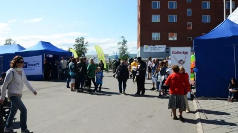 Vädret med härliga temperaturer och solsken var idealiskt för att mingla runt på mässan. Och kanske också anmäla intresse för en och annan platsannons eller lägenhet.
