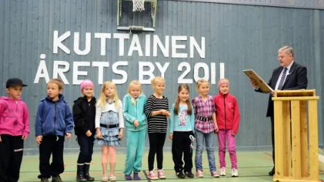 Barnen i Sveriges yngsta tätort var de som fick ta emot priset för Årets by i Norrbotten av landshövdingen Per-Ola Eriksson.FOTO: Åsa Junkka
