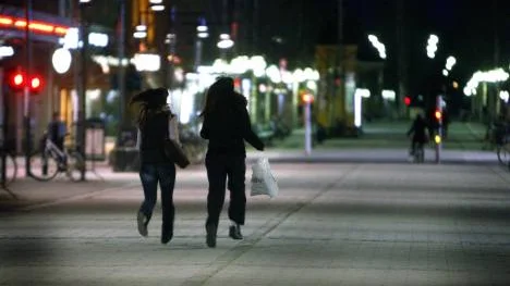 Storgatan i Luleå centrum. Det var i det här området som en svårt knivhuggen 18-åring påträffades natten mot söndagen. Strax därefter hittades en medvetslös 45-åring på Köpmantorget. Han hade utsatts för våld mot huvudet. Polisen säger nu att de båda våldsfallen har ett samband.foto: kurt engström