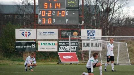 Uttåget. Bergnäsets spelare deppar efter storförlusten på Lombia. Nu får Baik börja om i division IV. "Men det är inte i dag vi förlorar platsen", säger tränaren Johan Kallin.