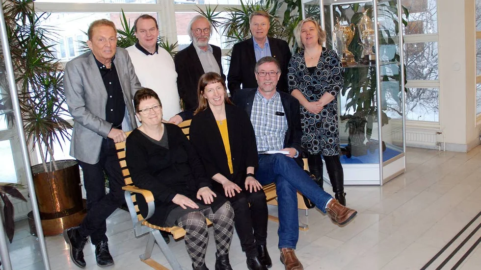 Kenneth Backgård (NS), Hendrik Andersson (L), Anders Sundström (NS), Inge Andersson (S), Maria Selin (KD) står bakom Britt-Marie Loggert-Andrén (S), Catarina Ask (MP) och Anders Pettersson (KD).