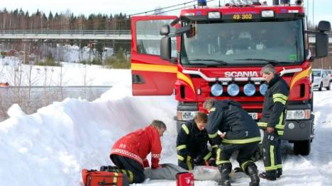 Dramat vid hängbron i Boden är över. Den man som hoppade i vattnet tas om hand av sjukvårdspersonal - allt i regi av räddningstjänsten. FOTO: leif hammarström