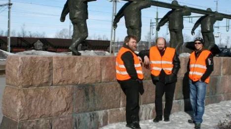 Fackförbundet Seko protesterar mot en bolagisering av Banverket Produktion. P-O Axelsson-Åhl, Bengt Martinsson och Tommy Hallergren från Seko fanns på plats vid Kiruna tågstation i går.FOTO: Alexander Linder