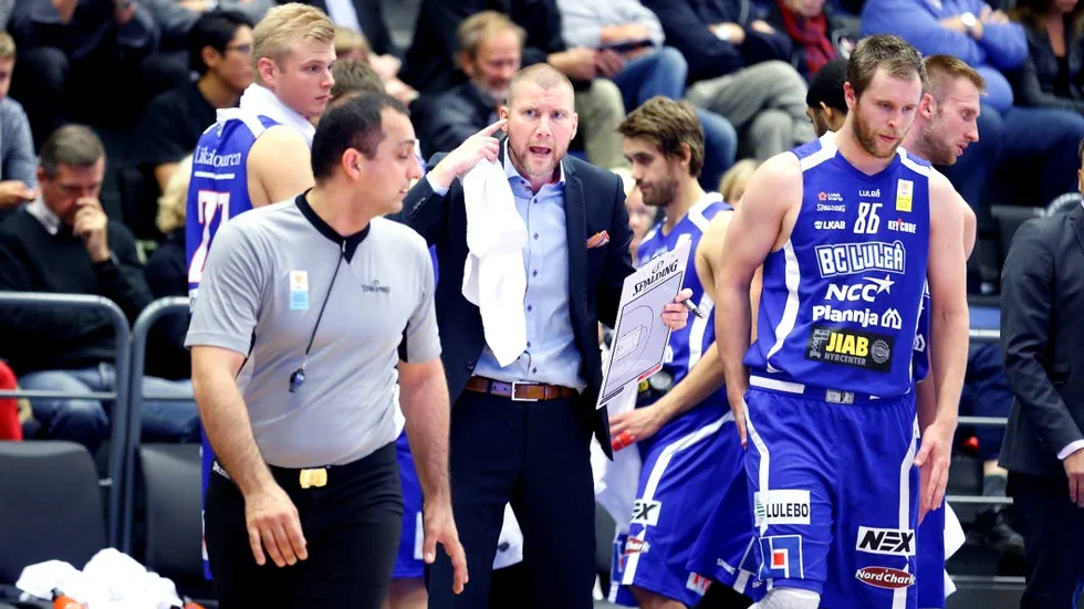 Huvudbry. BC Luleå och Tim Kearney måste hitta korgen från trepoängslinjen.