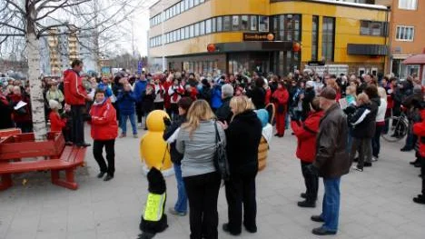 Ett hundratal bodensare samlades ikväll för att skriva på Kommunals namnlistor i protest mot eventuellt införande av tre semesterperioder för socialförvaltningens anställda.