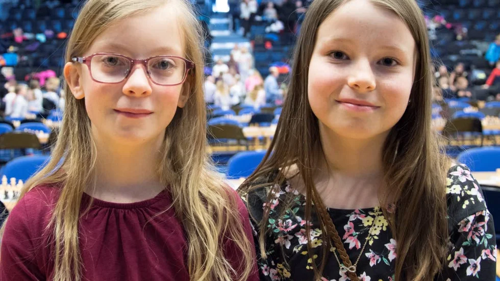 NERVÖSt. Klasskamraterna Sara Vallberg och Lydia Nilsson från Avan var nervösa i början.?Foto: Björn Nyström