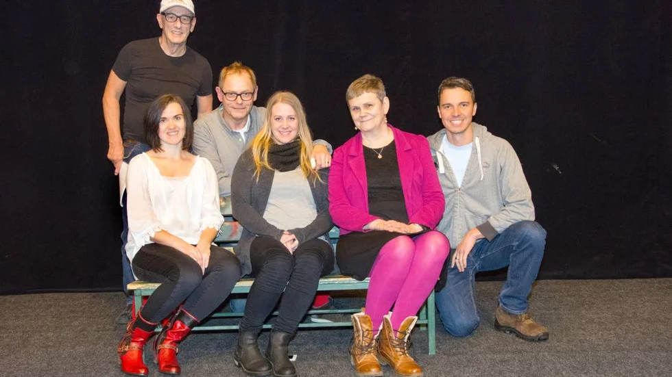 ensemblen. En del av Norra Folkteatern, sittande Helen Galfi, Elin Hugoson och Liz Ten Hoeve. Stående Björn Olsson, Tommy Wikström och Fabio Gama.