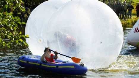 Jobbigt men roligt, tyckte deltagarna om att springa på vatten. En tävling som fick avbrytas då en av ballongerna sprack.foto: bengt-åke persson