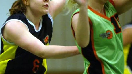 Stina Heikki och de andra i Kiruna AIF kämpade tappert i matchen om tredjepris i Kiruna basket cup i klassen F 91-92. Det blev dock en knapp förlust mot Arvidsjaur.