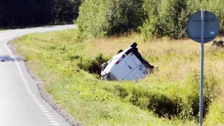 Skåbilen, som var lastad med gasflaskor, körde in i traktorns bakhjul och båda fordonen hamnade i diket.                                                            FOTO: Bengt-Åke Persson