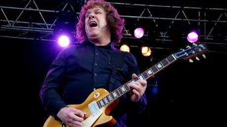 Gary Moore bänder sina strängar och gör tillhörande grimas under konserten på Beach Party i fredags kväll.