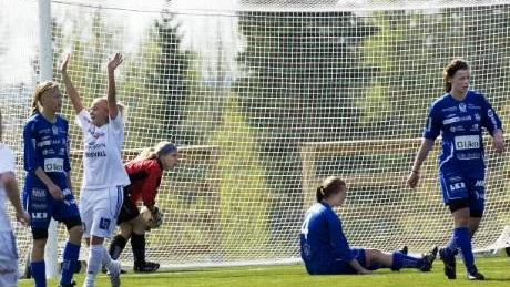 Början till slutet. Sundsvall har hittat näten bakom alviksmålvakten Maria Rönnbäck som deppar. Laget har ännu inte vunnit en match norrettan. Foto: pär bäckström
