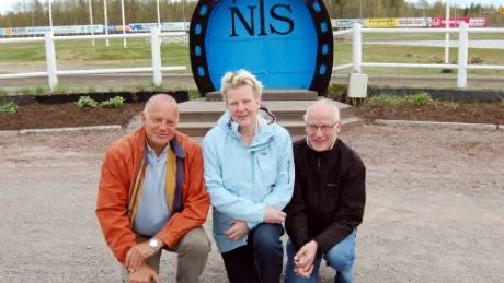 Nästa månad är det stor hästmässa på Peabtravet i Boden. Den är en del i ett projekt med Bodens kommun som ansvarig. Per-Ulf Sandström, näringslivschef, Helene Skogqvist, Hushållningssällskapet och Sven Granström, sportchef vid Peabtravet.  FOTO: leif hammarström