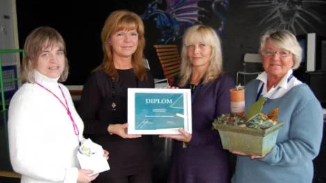 Ungdomens Hus har utsetts till Boden mest aktiva arbetsplats. Lotta Nyström, Folkhälsorådet (tvåa från vänster) delade ut diplom, relaxbiljetter och blommor till Maria Andersson (längst till vänster), Ann Loijas och Marjatta Loijas vid en prisceremoni.