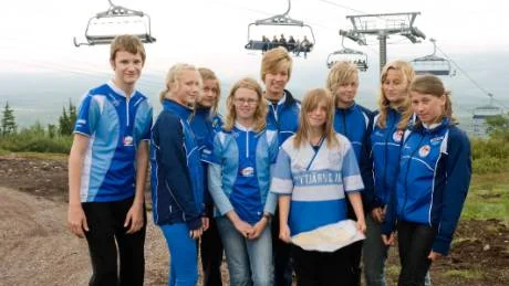 Vittjärvsungdomar studerar kartan i slalombacken vid Lindvallen. Från vänster Olov Byberg, Julia Sipola, Josefine Tuoreman, Fanny Andersson, Sara Lundsten, Siri Westborg, Amanda Holmgren, Andrea Wickbom och Evelina Wikbom.