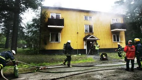 Branden började i en av lägenheterna på bottenvåningen. Hyresgästen i lägenheten, en man i 40-årsåldern, var inte hemma. Räddningstjänsten fick snabbt elden under kontroll men rökskadorna blev omfattande.  FOTO: Pia Hanzi