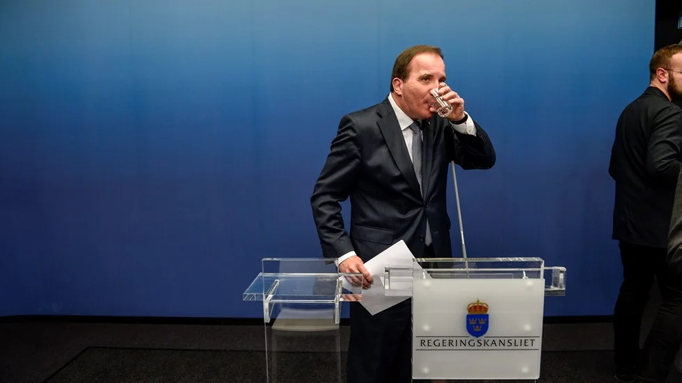 STOCKHOLM 2014-12-02  
Statsminister Stefan Löfven håller presskonferens i Rosenbad i Stockholm på tisdagskvällen sedan Sverigedemokraterna sagt de ska stödja alliansens budgetförslag och därmed fälla regeringens budget.
Foto: Pontus Lundahl / TT / kod 10050