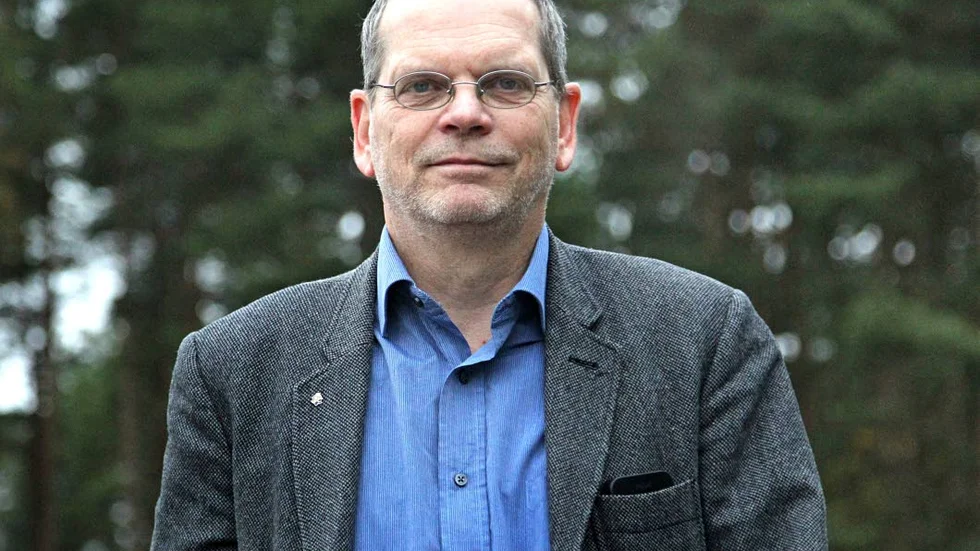 Hundvän. Per Jensens egna hundar, Majken och Nisse - av rasen dansk gårdshund - blir säkert noga studerade.