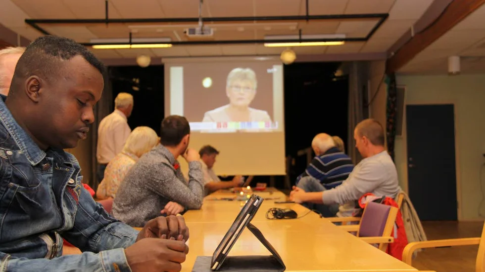 Siffergranskning. Adan Hajiabukar följer prognoser på valvakan hos Socialdemokraterna i Kinda.