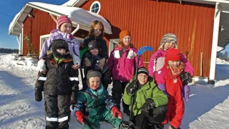 Det är bland annat de här barnen som kommunen vill flytta till grannbyn Junosuando.