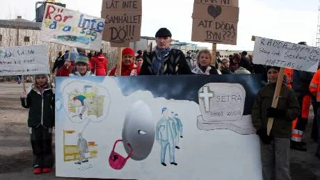 Mellan 8 och 85 år. Det var åldersspannet bland  demonstranterna. Bland dem fanns Essi Hentilä, Laura Koskunen, Valborg Karlsson, Frans Baas, Kristina Fält och Mattias Vallgren. FOTO: ANNETH ERIKSSON