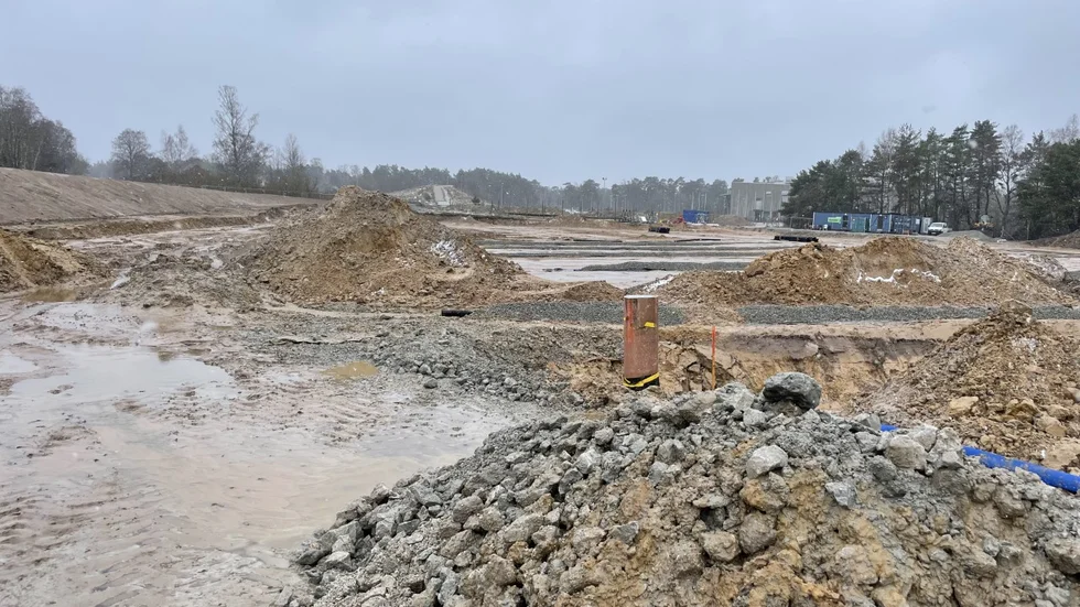 Arbetet med den nya konstgräsplanen vid Visborgsområdet är igång