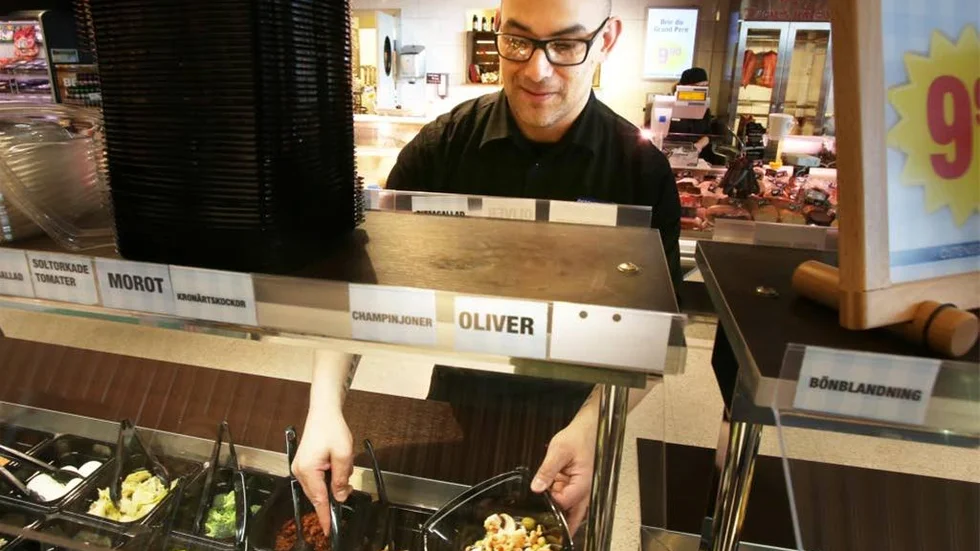 Om Micke Rosevall får välja plockar han ihop gröna oliver, avocadobitar, marinerade champinjoner, kyckling, bönor och på toppen en skvätt vinägrett.