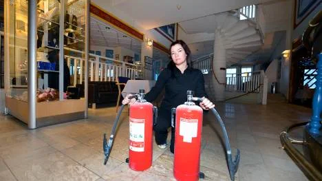Brandsläckarna tömdes. Det blev droppen för Grand Arctic Hotel i Överkalix som nu ställer in juldagsfirandet. Jessica Edenberg jobbar på hotellet. FOTO: MARIA ENGSTRÖM-ANDERSSON