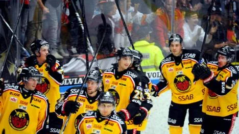 Luleå hämtade igen ett underläge på två mål och fick till slut jubla efter att Linus Klasen satt den avgörande straffen. FOTO: PÄR BÄCKSTRÖM