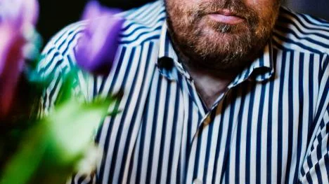 "Sedan 2006 tävlar alliansregeringen och den socialdemokratiska oppositionen om vem som förespråkar den mest "ansvarsfulla" politiken, det vill säga håller tillbaka mest i nedgångstider", noterar TCO-ekonomen Göran Zettergren.