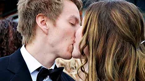När Andreas Tano och Lina Norberg klev av ekipaget var det dags för en kyss.