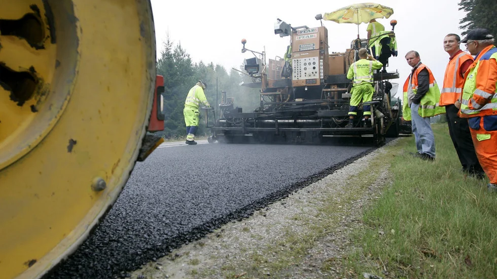Gummiasfalt kan vara ett alternativ till den tysta asfalten. Gummiasfalten är mer hållbar - men inte lika effektiv som den tysta asfalten. Foto: Mikael Fritzon/Scanpix