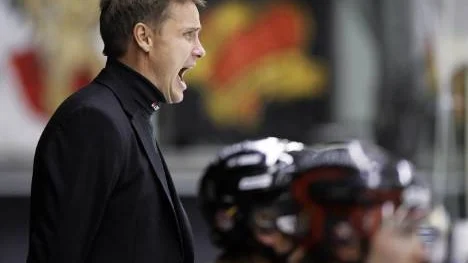Roger Rönnberg var ilsken efter Röglematchen. "Vi måste koncentrera oss på rätt saker", sa Luleåtränaren.