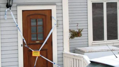 Polisen i Gällivare spärrade av lägenheten där den 20-åriga flickan dog natten mellan lördag och söndag. Nu har den tidigare dråpmisstänkte pojkvännen friats. FOTO: John Filipsson
