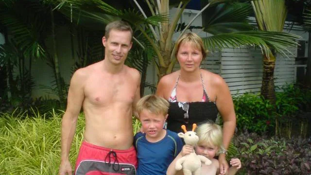 Familjen Eriksson, Johan och Helena med barnen Martin, 6, och  Lova, 4, fanns kvar i Phuket under söndagen när bilden togs. FOTO: PRIVAT