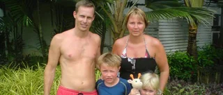 Strandsatt familj på väg hem från Phuket