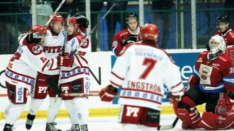 Piteå var numret större i derbyt mot Piteå. Gästerna vann med 6-3 sedan laget gjort ett ryck i tredje perioden. Här är det Daniel Olofsson som precis gett Piteå ledningen med 2-1.FOTO: Bengt-Åke Persson