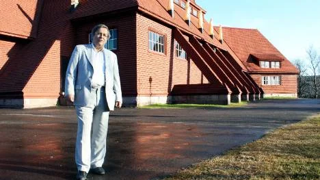 Riksdagsledamot Gunnar Andrén (fp) tycker att flytten av Kiruna bör tas med på Unescos världsarvslista. Här utanför Kiruna kyrka. FOTO: Alexander Linder