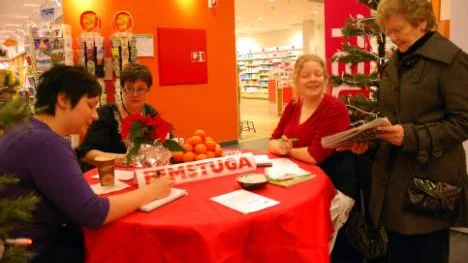 Karolina Johansson, Marianne Lindgren och Rebecka Häggström hjälpte Nelly Svanold med ett rim.FOTO: Lotta Nilsson