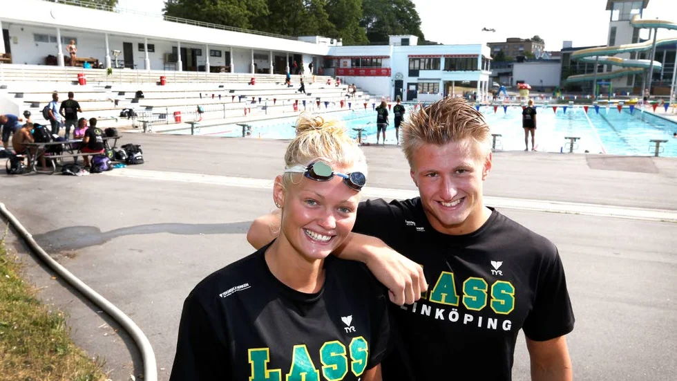 Medaljkusiner. Vilma Ekström tog brons på 200m bröst under SM-tävlingarnas första dag. Oscar Ekström tog en oväntad guldmedalj på 100m frisim.
